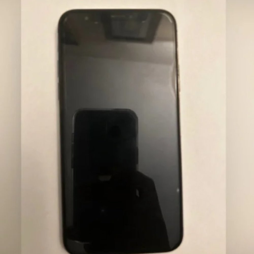 IPhone XR 64gb in black with liquid Retina Display and COMPLEMENTARY blue case!